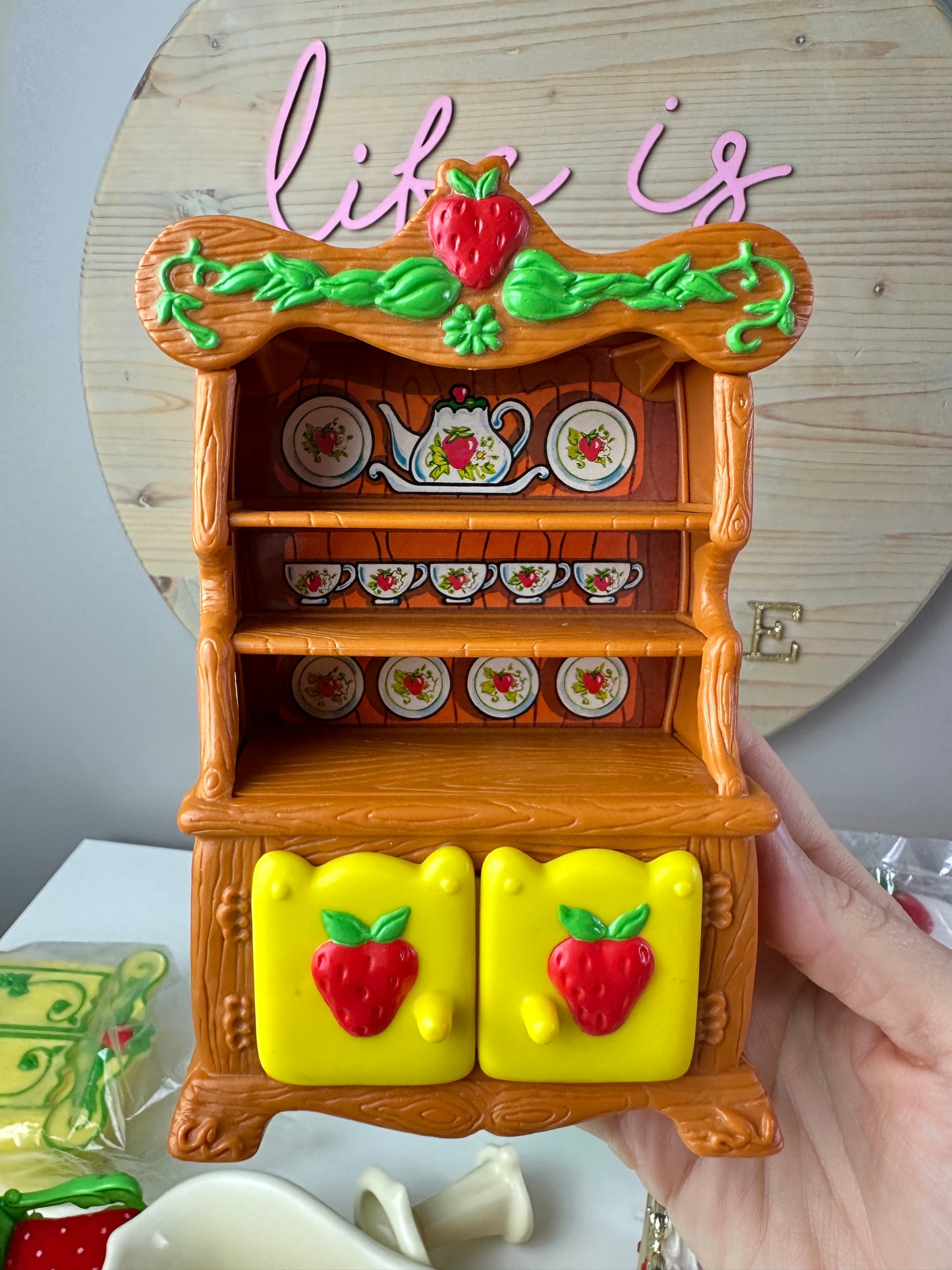 1983 Kenner Strawberry Shortcake Berry Happy Home Furniture *Berry Vault*