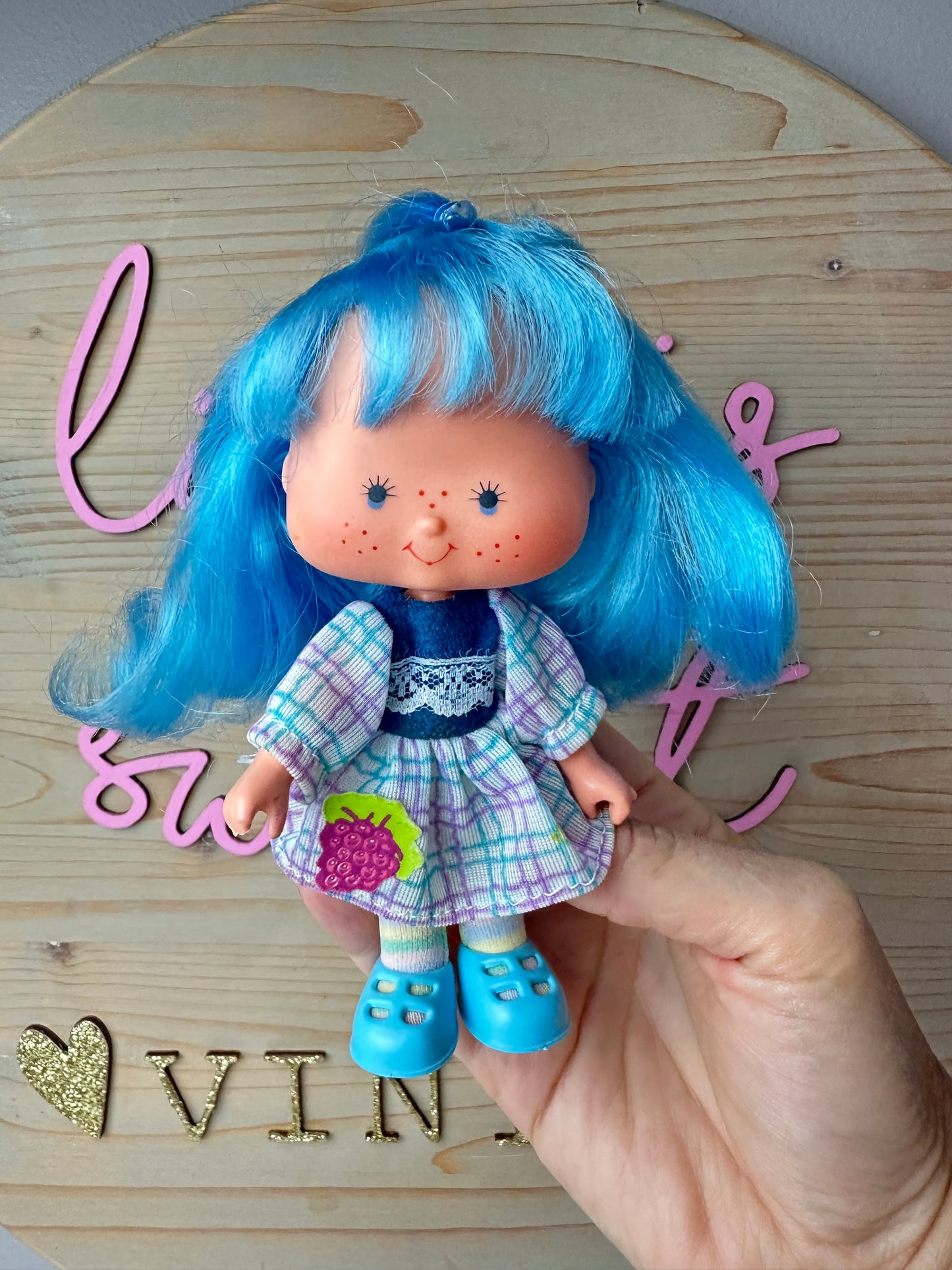 1985 Estrela Moranguinho Strawberry Shortcake Uvinha "Little Grape" Doll - Knot of Ribbon Line