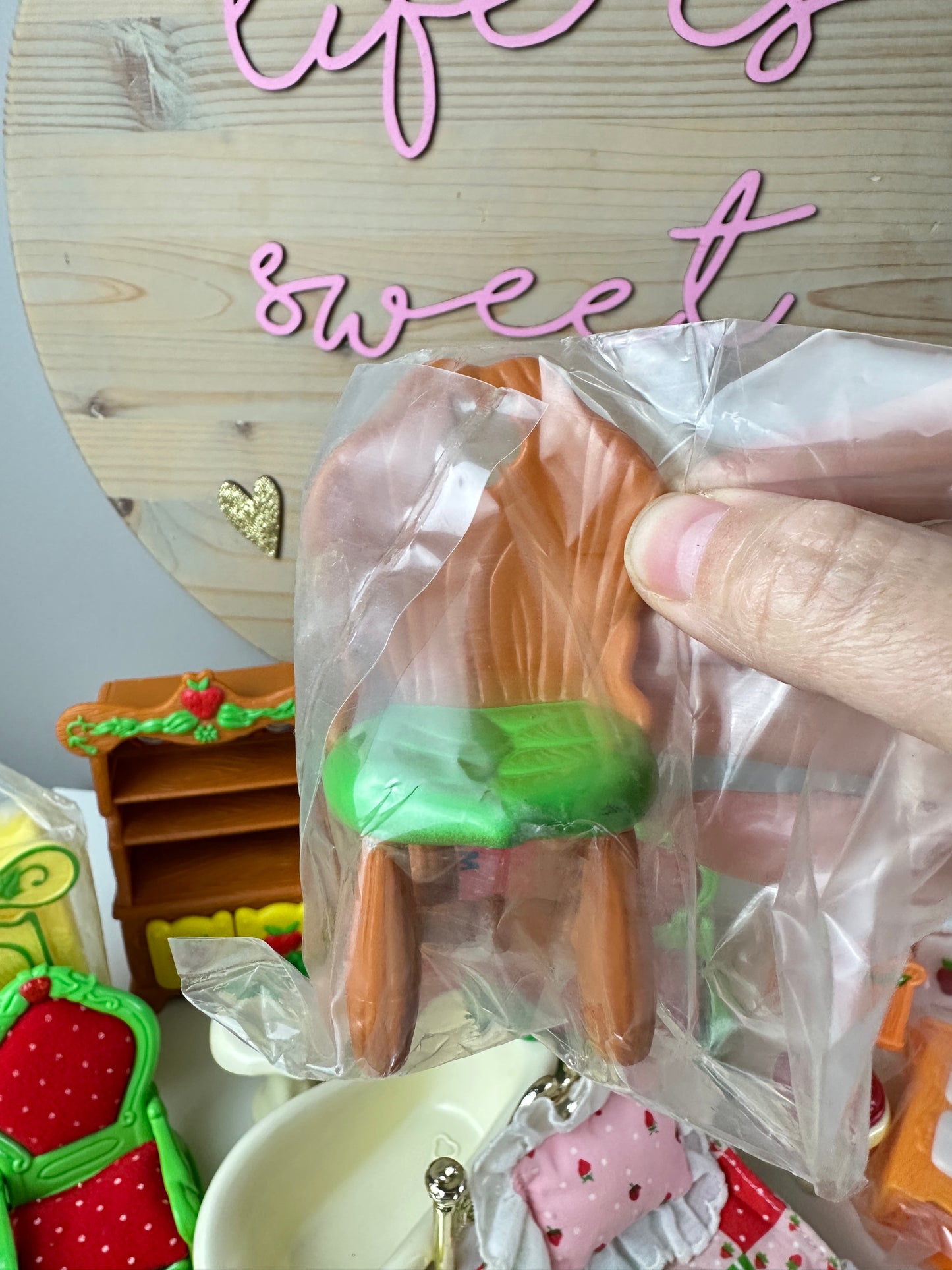 1983 Kenner Strawberry Shortcake Berry Happy Home Furniture *Berry Vault*