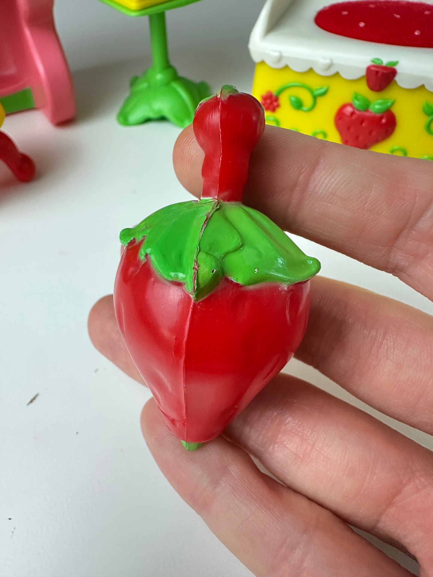 1985 Kenner Strawberry Shortcake Berry Happy Home Berry Fancy Fun Foom Furniture - Spinning Top