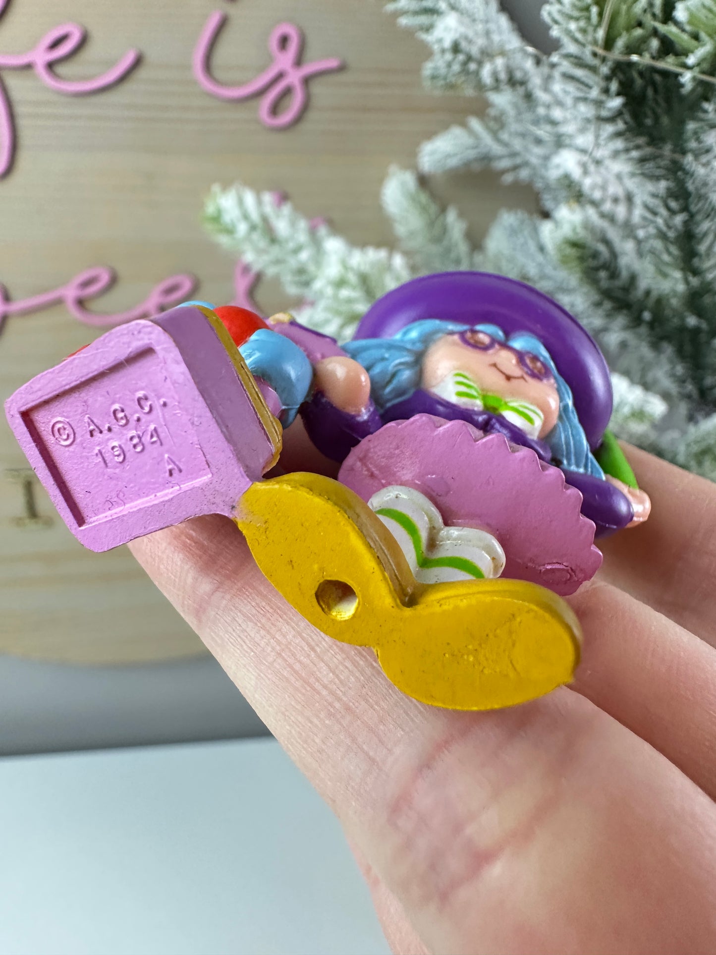 1984 Kenner Strawberry Shortcake Plum Puddin' with Elderberry at a Blackboard Deluxe Mini PVC Figure *Berry Vault*