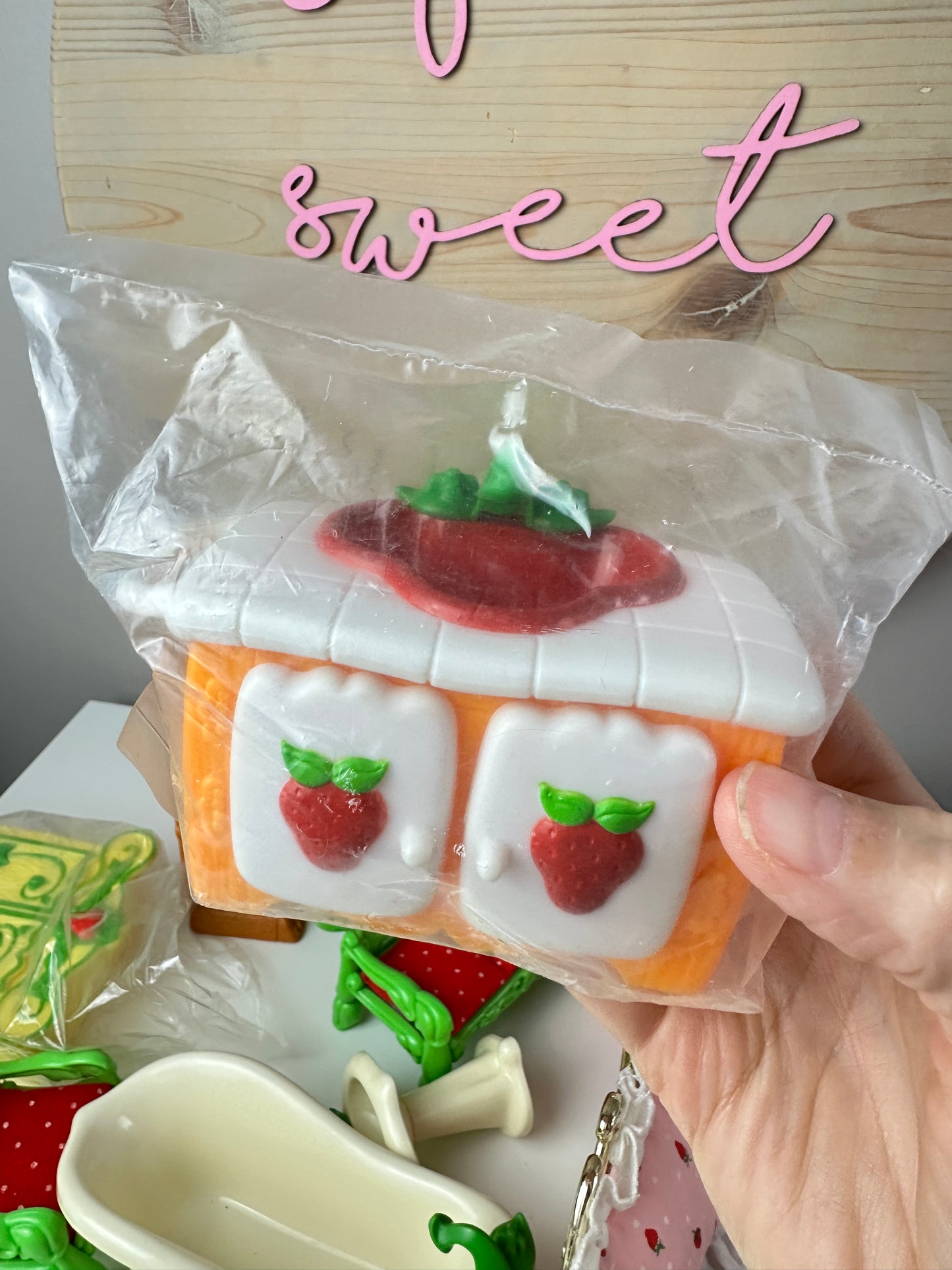 1983 Kenner Strawberry Shortcake Berry Happy Home Furniture *Berry Vault*