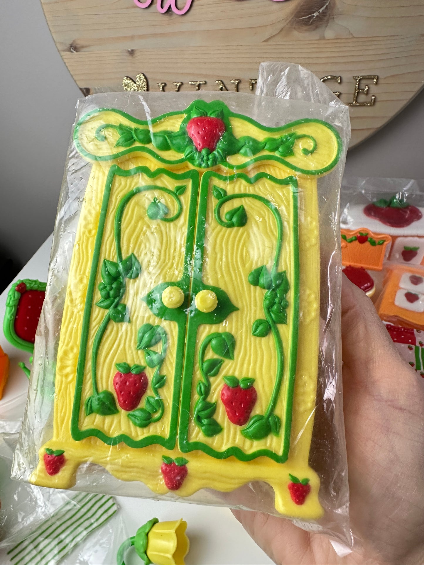 1983 Kenner Strawberry Shortcake Berry Happy Home Furniture *Berry Vault*