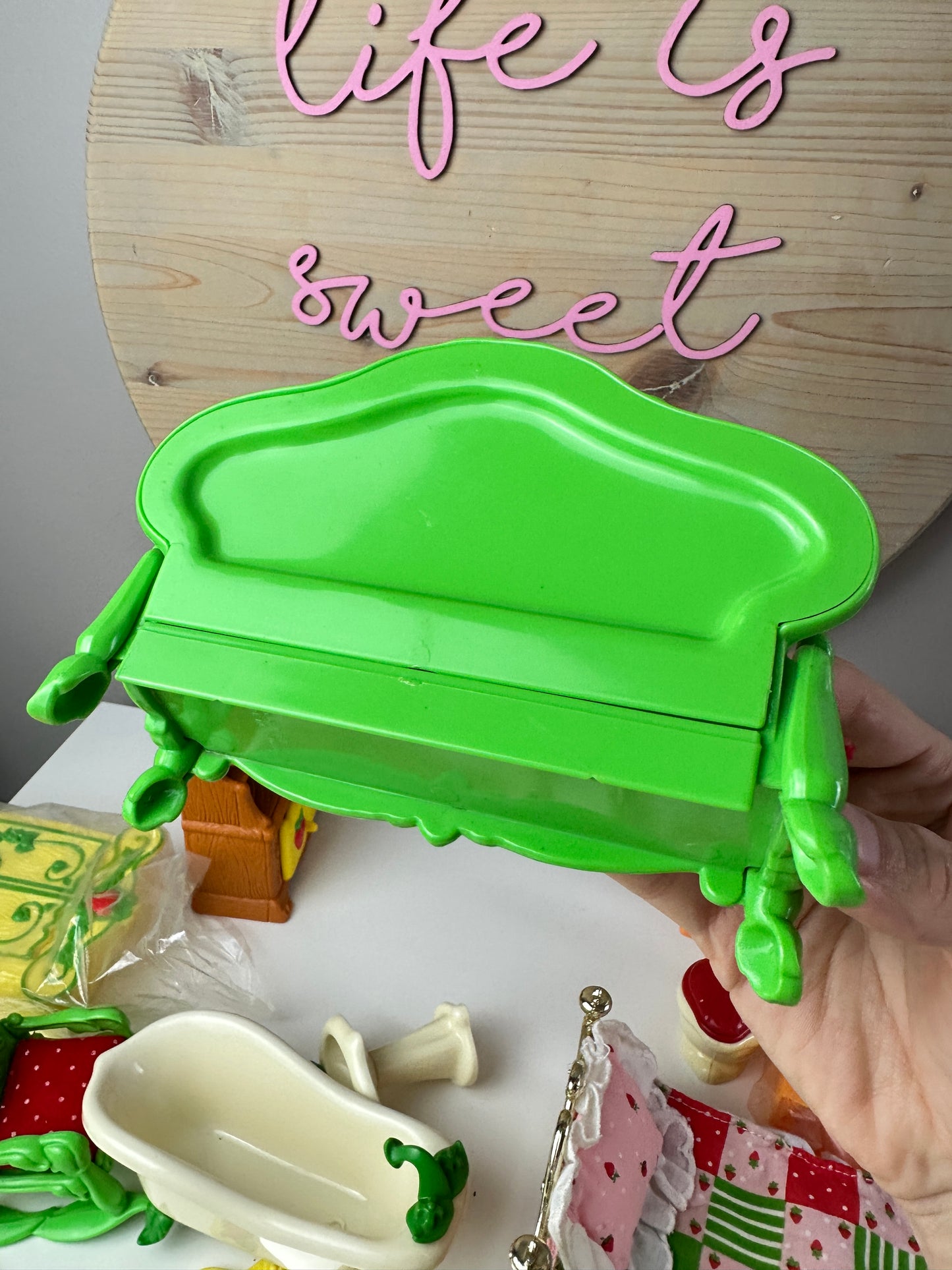 1983 Kenner Strawberry Shortcake Berry Happy Home Furniture *Berry Vault*