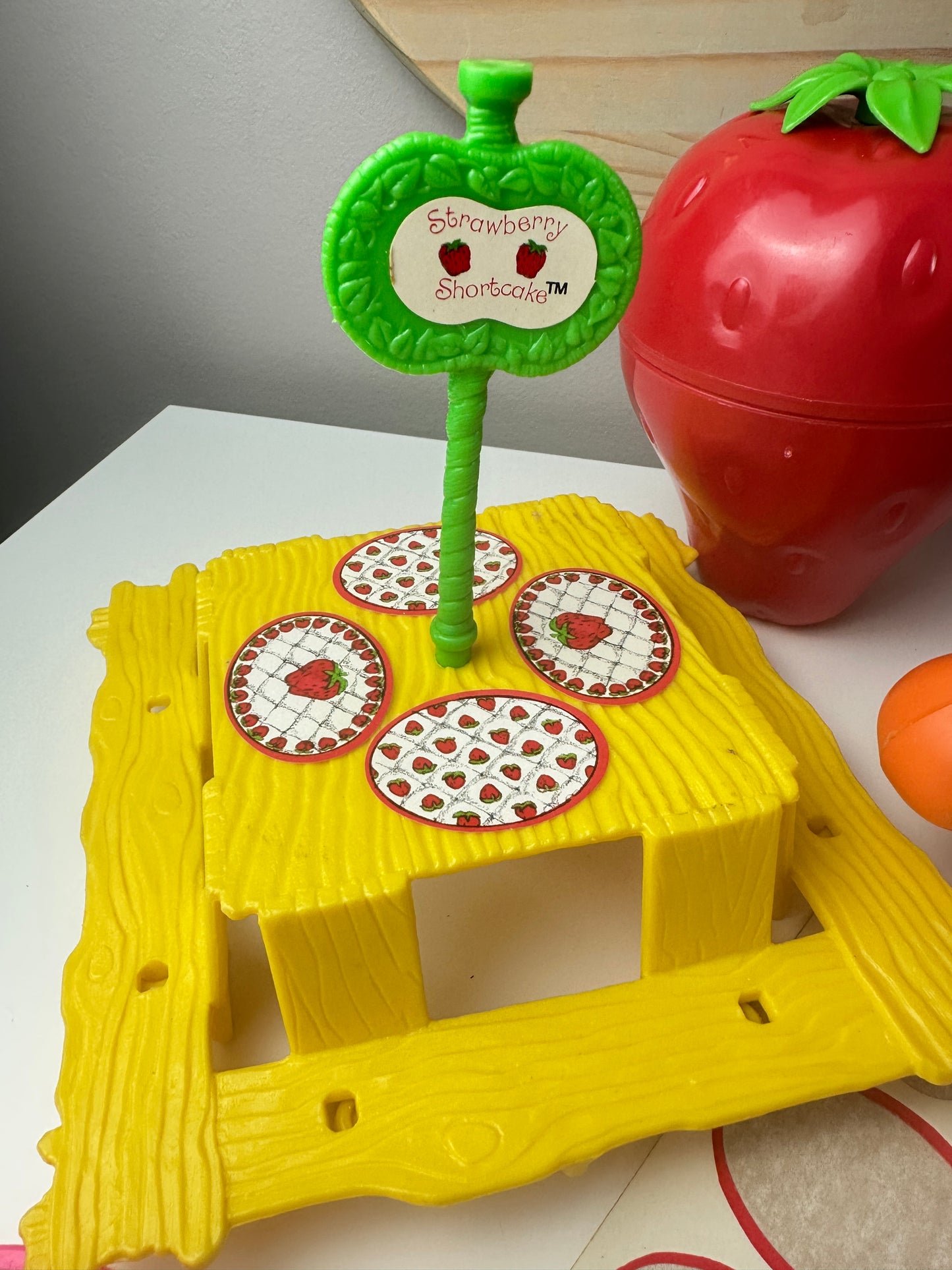 1981 Kenner Strawberry Shortcake Snail Cart Doll Playset *Berry Vault*