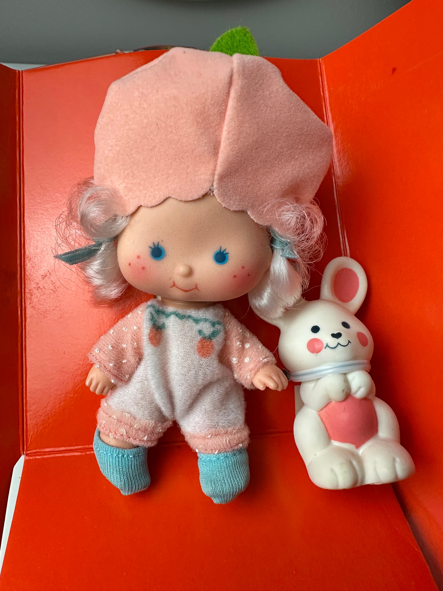 1980 Kenner Strawberry Shortcake Apricot with Hopsalot Doll MIB