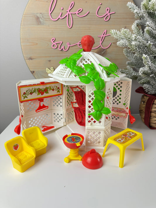 1981 Kenner Strawberry Shortcake Garden House Gazebo Complete*