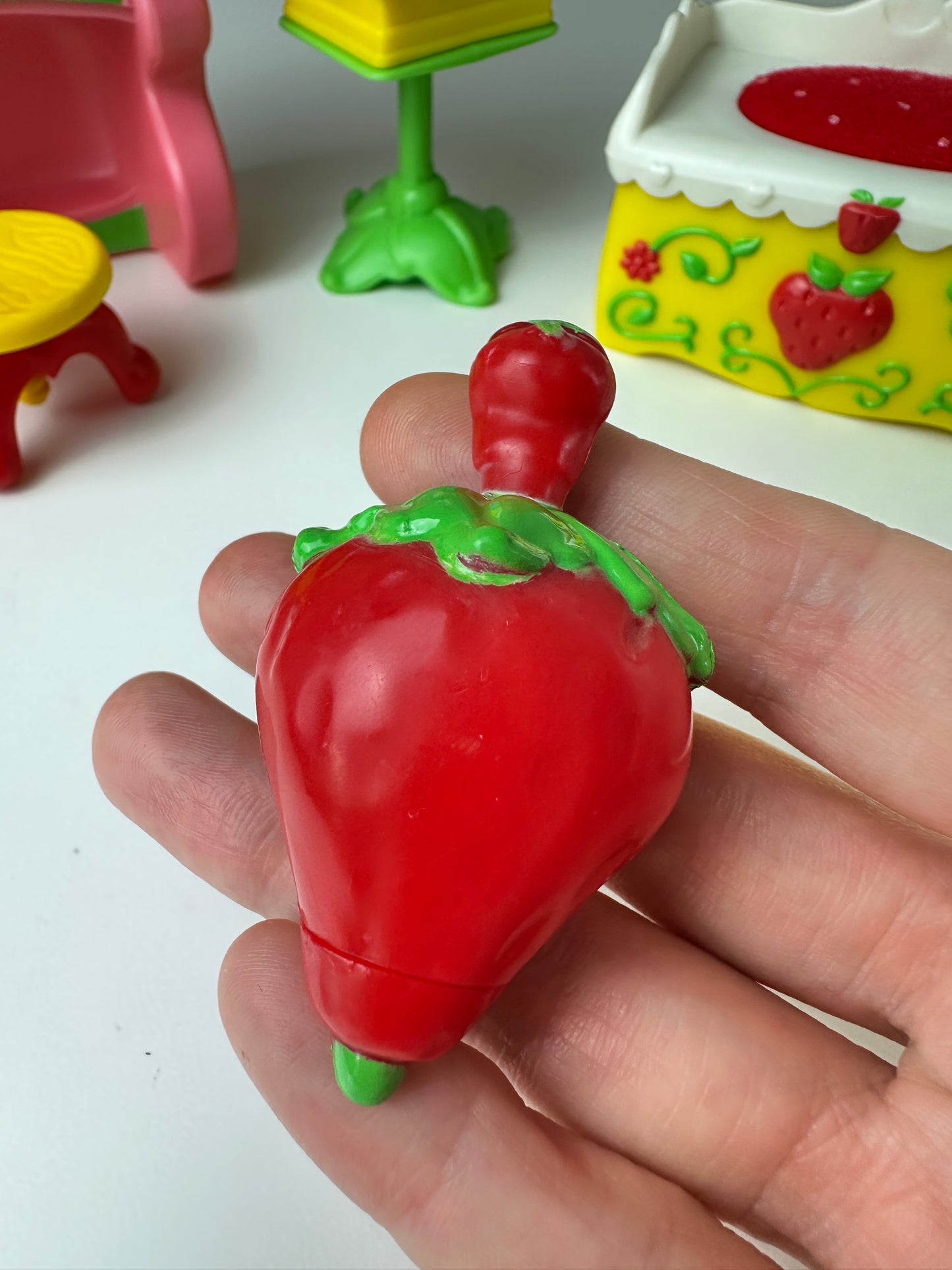 1985 Kenner Strawberry Shortcake Berry Happy Home Berry Fancy Fun Foom Furniture - Spinning Top