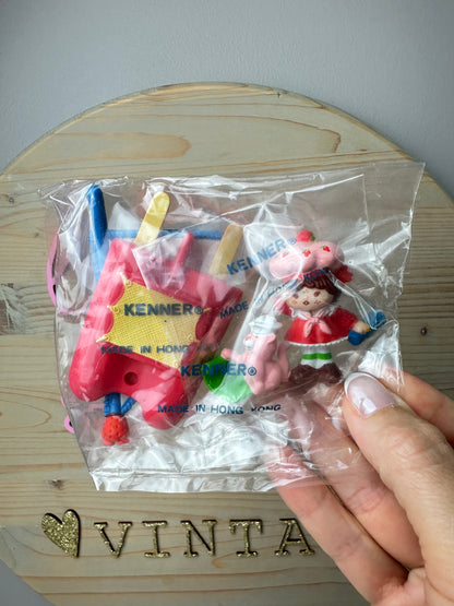 1983 Kenner Strawberry Shortcake with Custard on a Sailboat Deluxe Miniature MIP