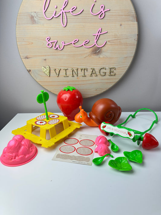 1981 Kenner Strawberry Shortcake Snail Cart Doll Playset *Berry Vault*