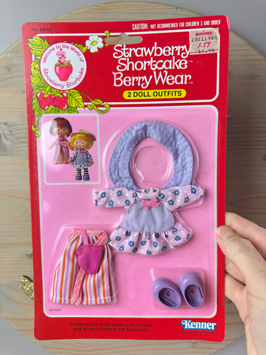 1982 Kenner Strawberry Shortcake Berry Wear MOC Berry Qaint & Berry Beachy