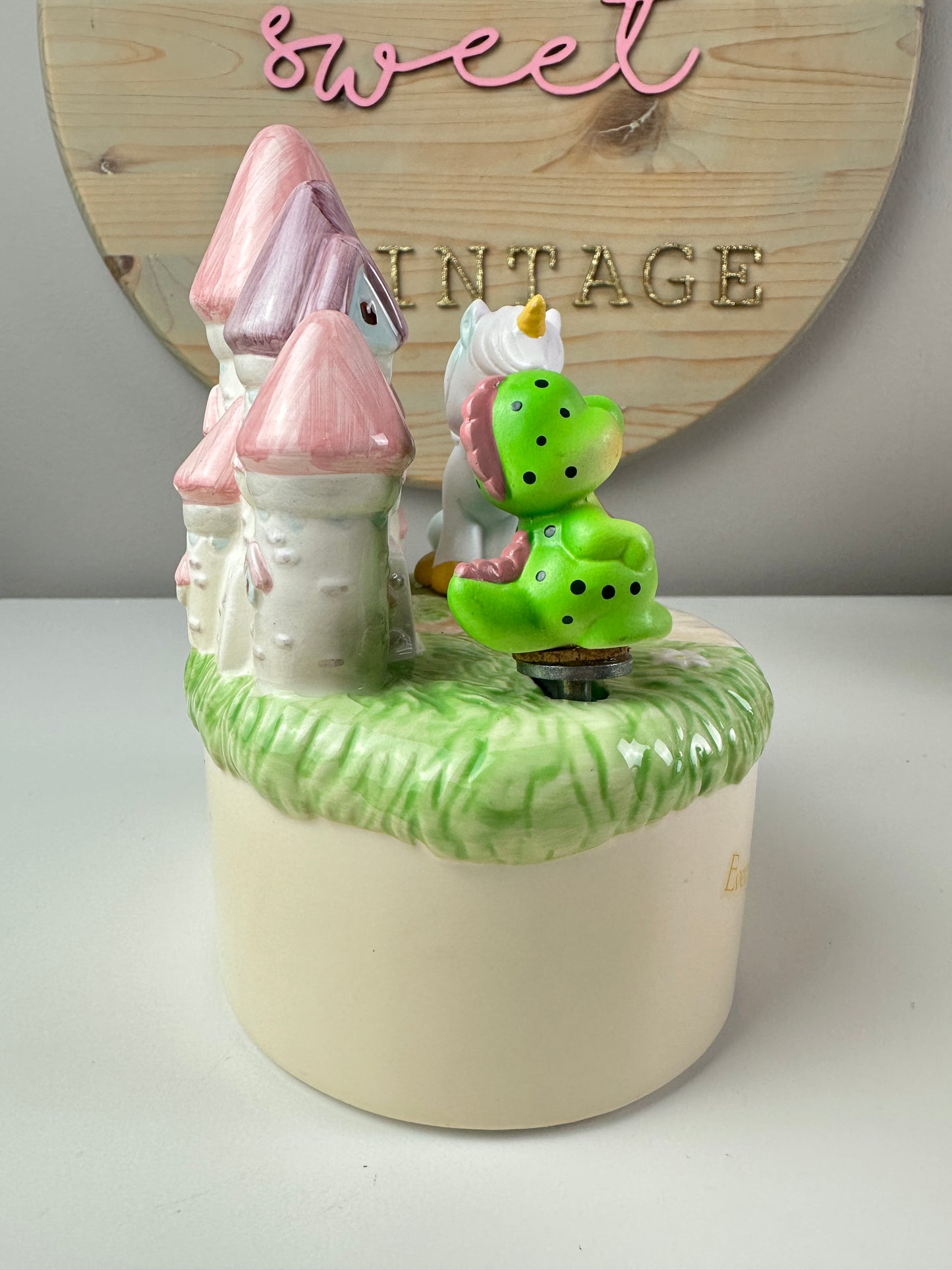 1985 American Greetings Spellbinders Musical Castle with Unicorn & Dragon