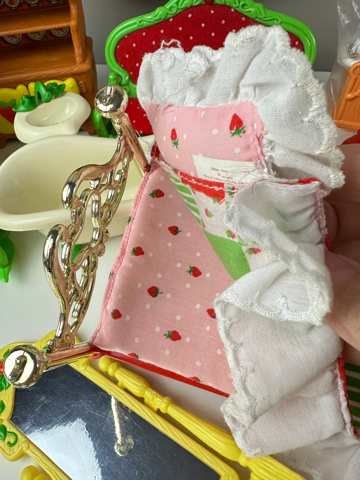 1983 Kenner Strawberry Shortcake Berry Happy Home Furniture *Berry Vault*