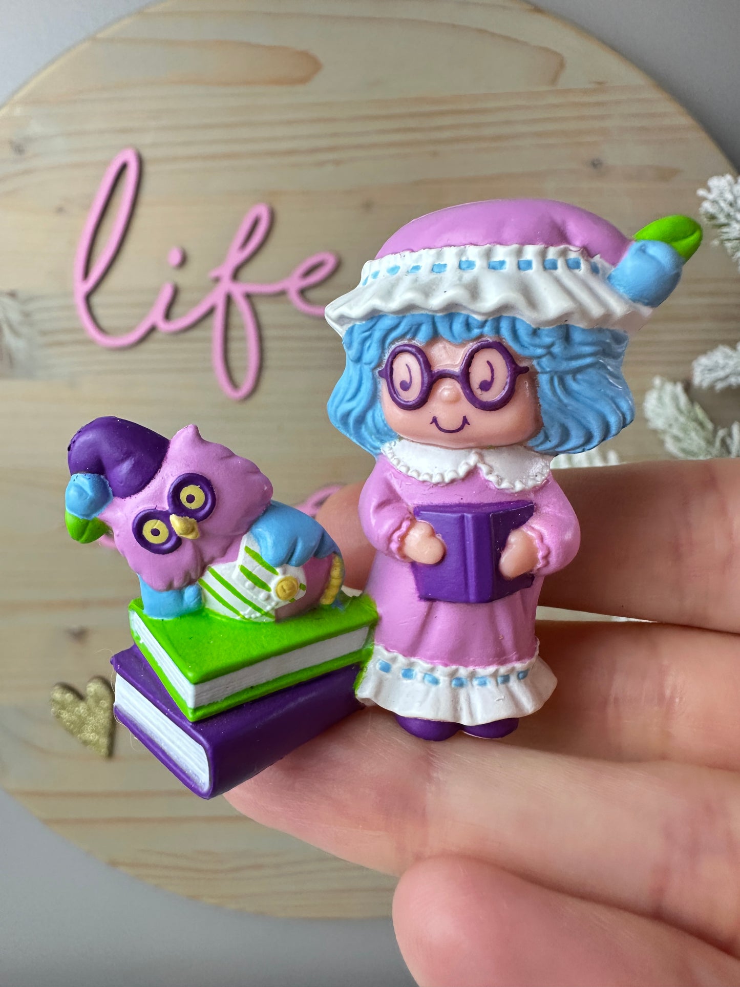 1984 Kenner Strawberry Shortcake Plum Puddin' Reading to Elderberry Mini PVC Figure *Berry Vault*