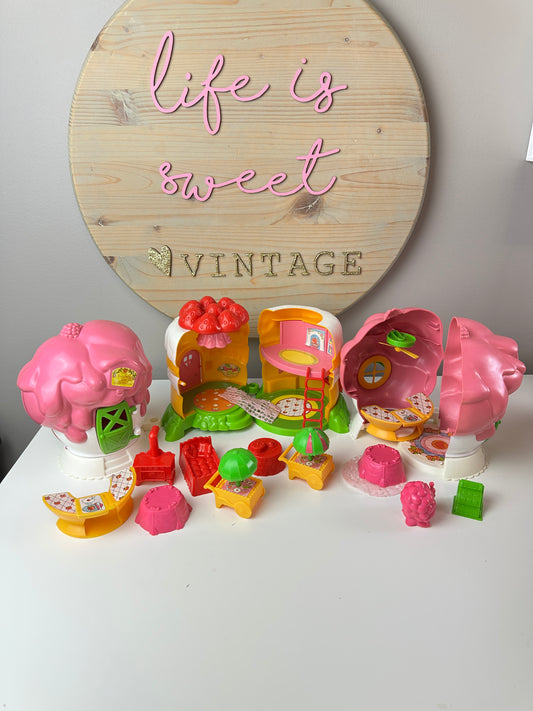 1981 Kenner Strawberry Shortcake Miniature Houses Playsets Lot