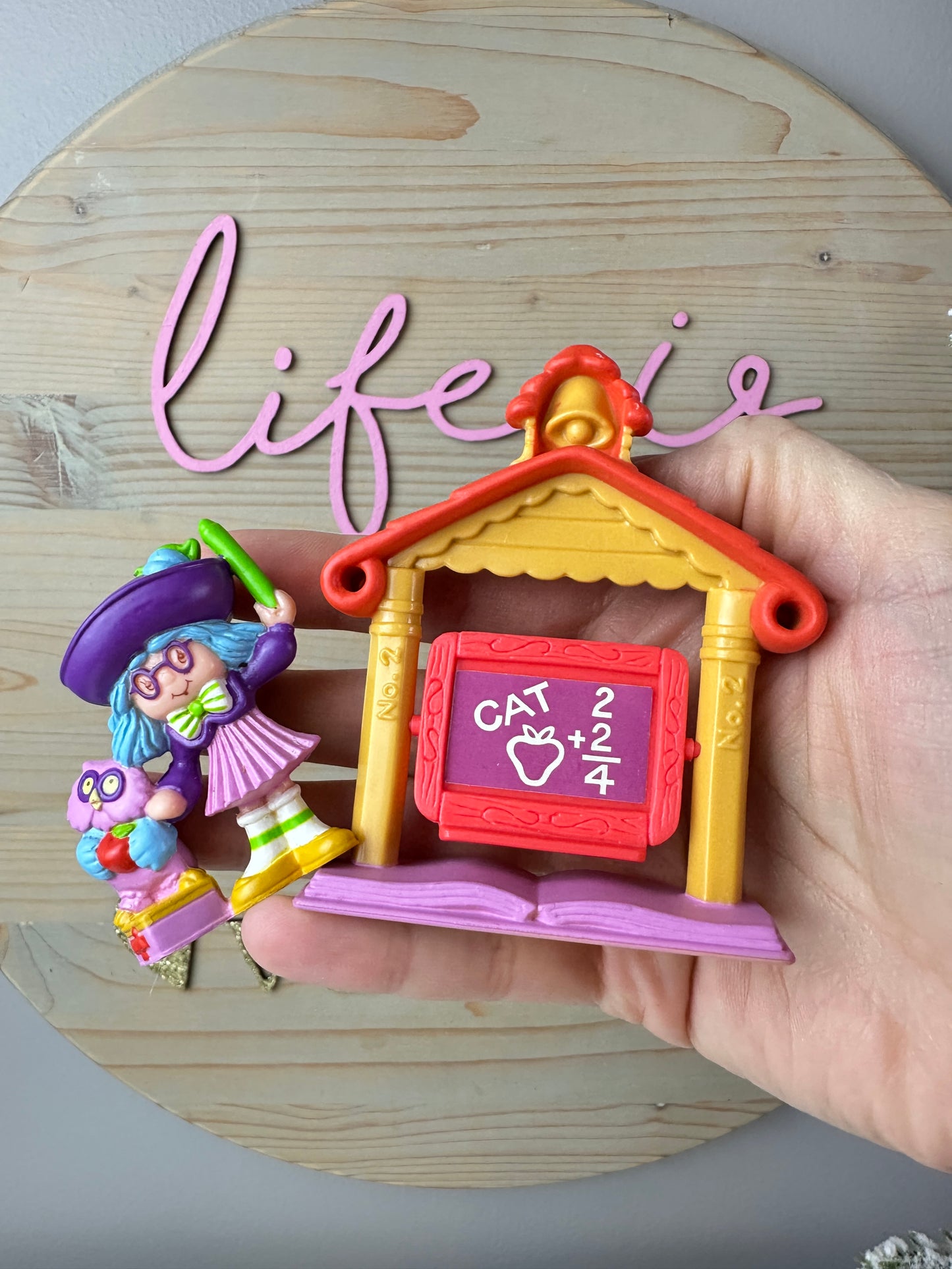 1984 Kenner Strawberry Shortcake Plum Puddin' with Elderberry at a Blackboard Deluxe Mini PVC Figure *Berry Vault*