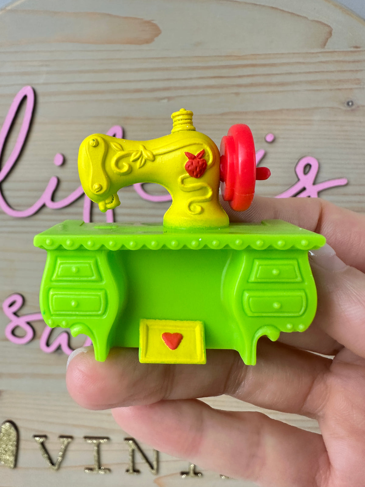 1983 Kenner Strawberry Shortcake Lemon Meringue Sewing Machine Strawberryland Deluxe Miniature Accessory