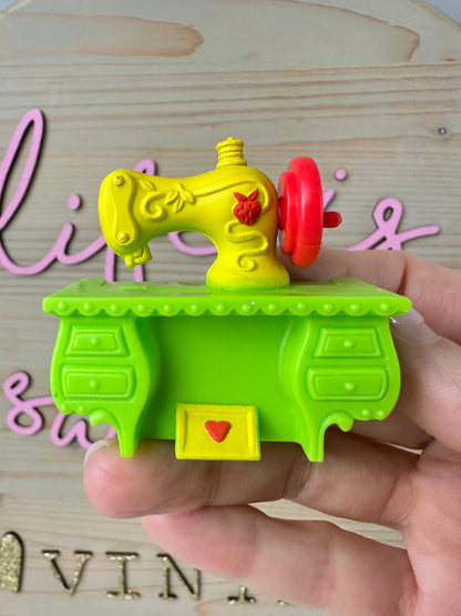 1983 Kenner Strawberry Shortcake Lemon Meringue Sewing Machine Strawberryland Deluxe Miniature Accessory
