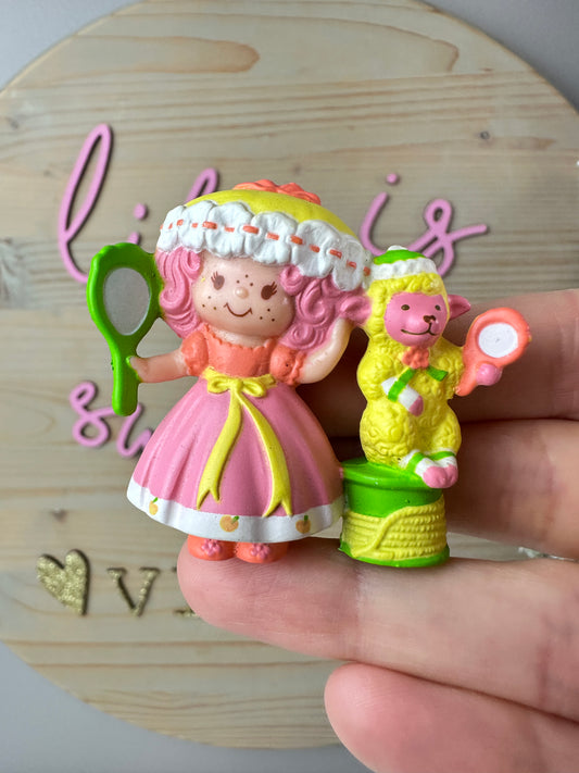 1984 Kenner Strawberry Shortcake Peach Blush with Melonie Belle Getting Ready for Bed Mini PVC Figure *Berry Vault*