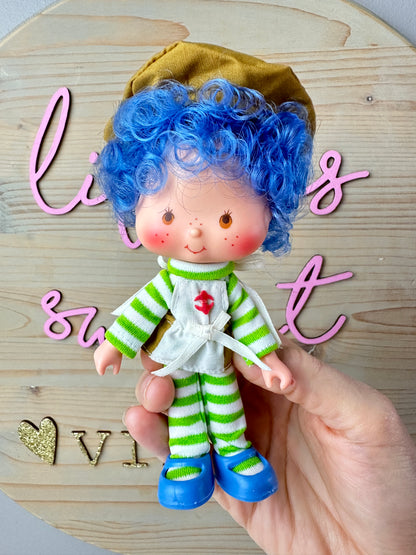1983 Kenner Strawberry Shortcake Crepe Suzette with Eclair *Berry Vault*