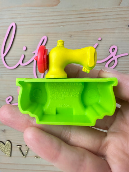 1983 Kenner Strawberry Shortcake Lemon Meringue Sewing Machine Strawberryland Deluxe Miniature Accessory