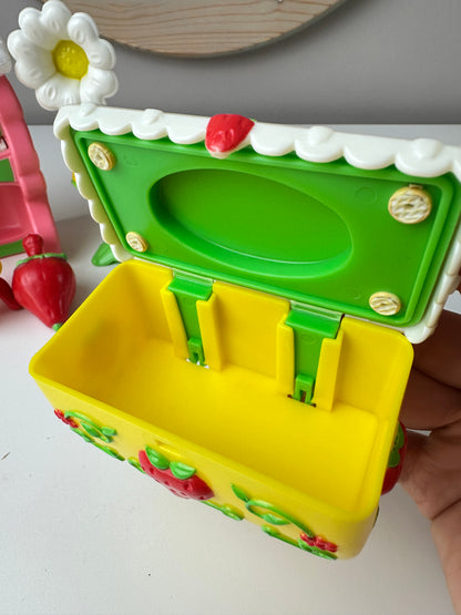 1985 Kenner Strawberry Shortcake Berry Happy Home Berry Fancy Fun Foom Furniture - Toy Box