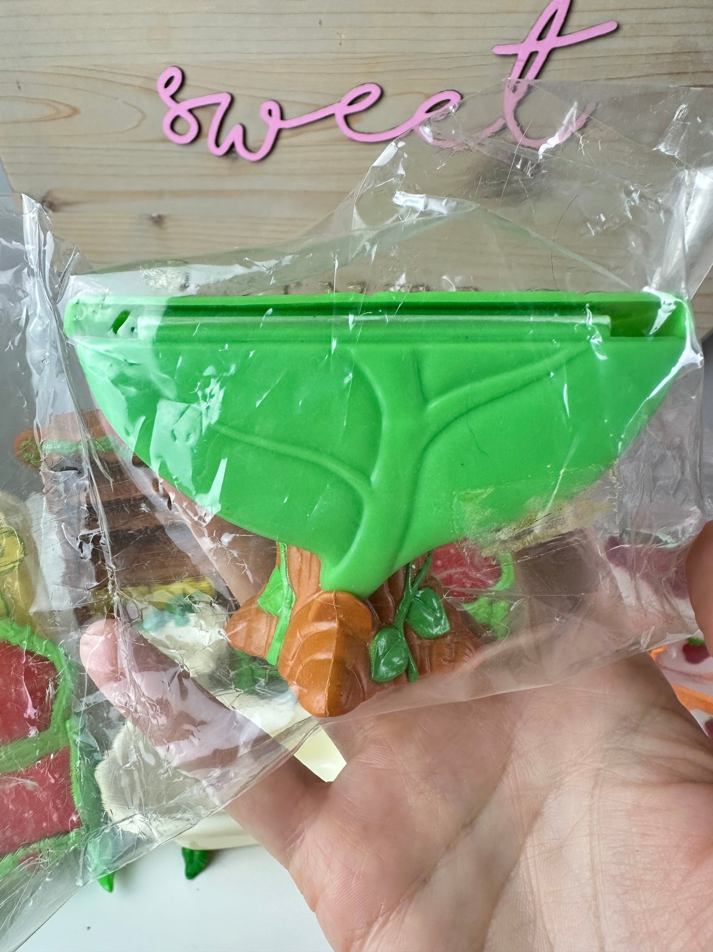1983 Kenner Strawberry Shortcake Berry Happy Home Furniture *Berry Vault*