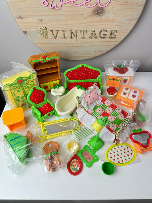 1983 Kenner Strawberry Shortcake Berry Happy Home Furniture *Berry Vault*