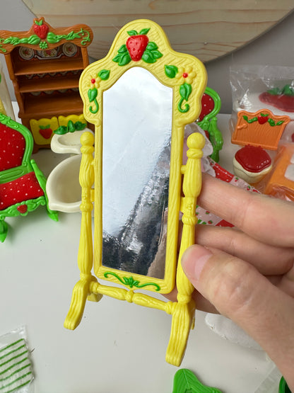1983 Kenner Strawberry Shortcake Berry Happy Home Furniture *Berry Vault*