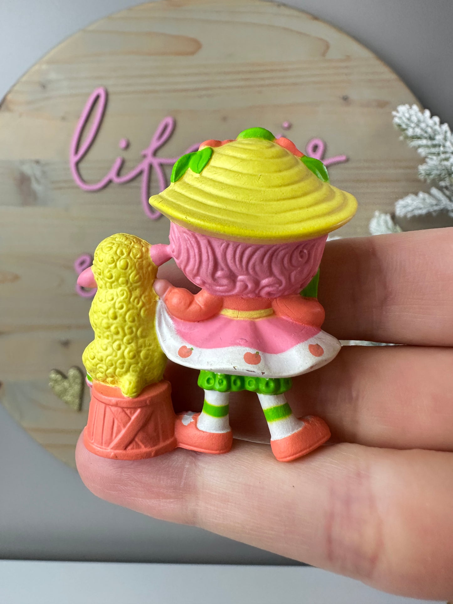 1984 Kenner Strawberry Shortcake Peach Blush with Melonie Belle with a Fan Mini PVC Figure *Berry Vault*