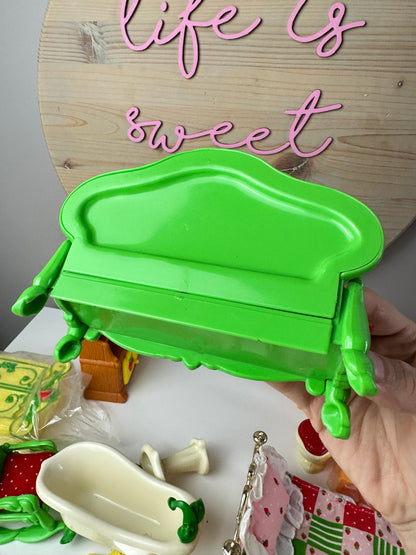 1983 Kenner Strawberry Shortcake Berry Happy Home Furniture *Berry Vault*