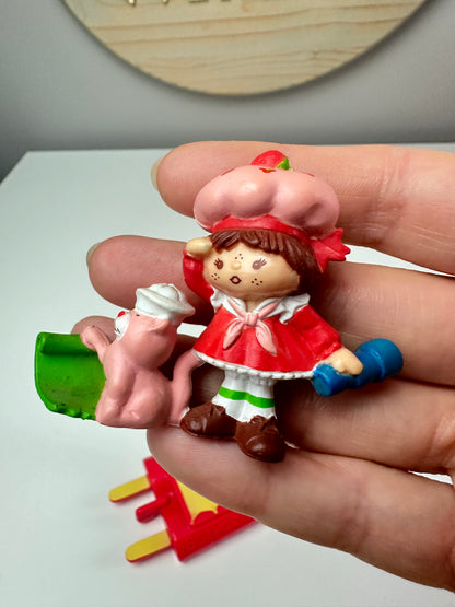 1983 Kenner Strawberry Shortcake with Custard on a Sailboat Deluxe Miniature Set