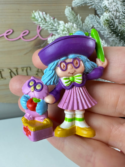 1984 Kenner Strawberry Shortcake Plum Puddin' with Elderberry at a Blackboard Deluxe Mini PVC Figure *Berry Vault*