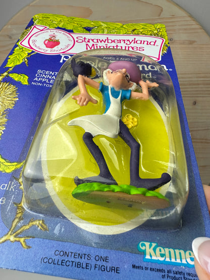 1983 Kenner Strawberry Shortcake Purple Pieman with Berry Bird Miniature MOC *Berry Vault*