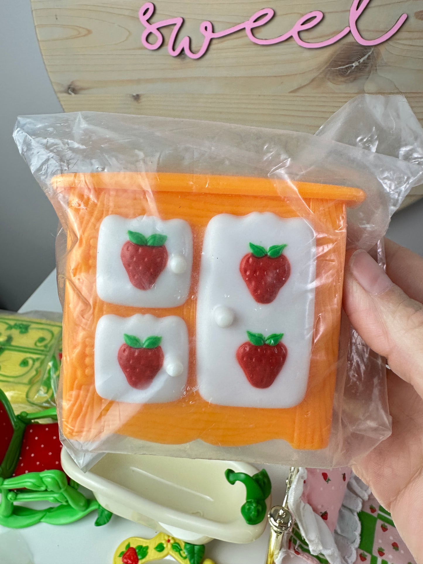 1983 Kenner Strawberry Shortcake Berry Happy Home Furniture *Berry Vault*