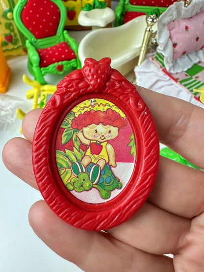 1983 Kenner Strawberry Shortcake Berry Happy Home Furniture *Berry Vault*