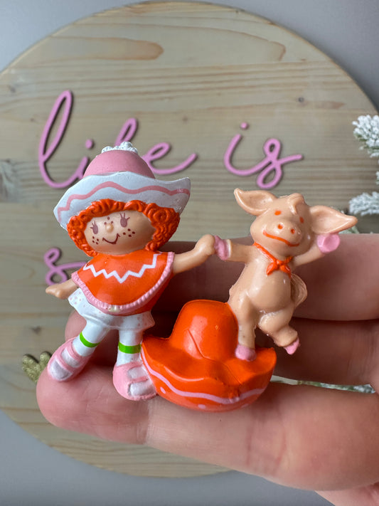 1984 Kenner Strawberry Shortcake Cafe Ole Dancing Around a Hat with Burrito Mini PVC Figure *Berry Vault*
