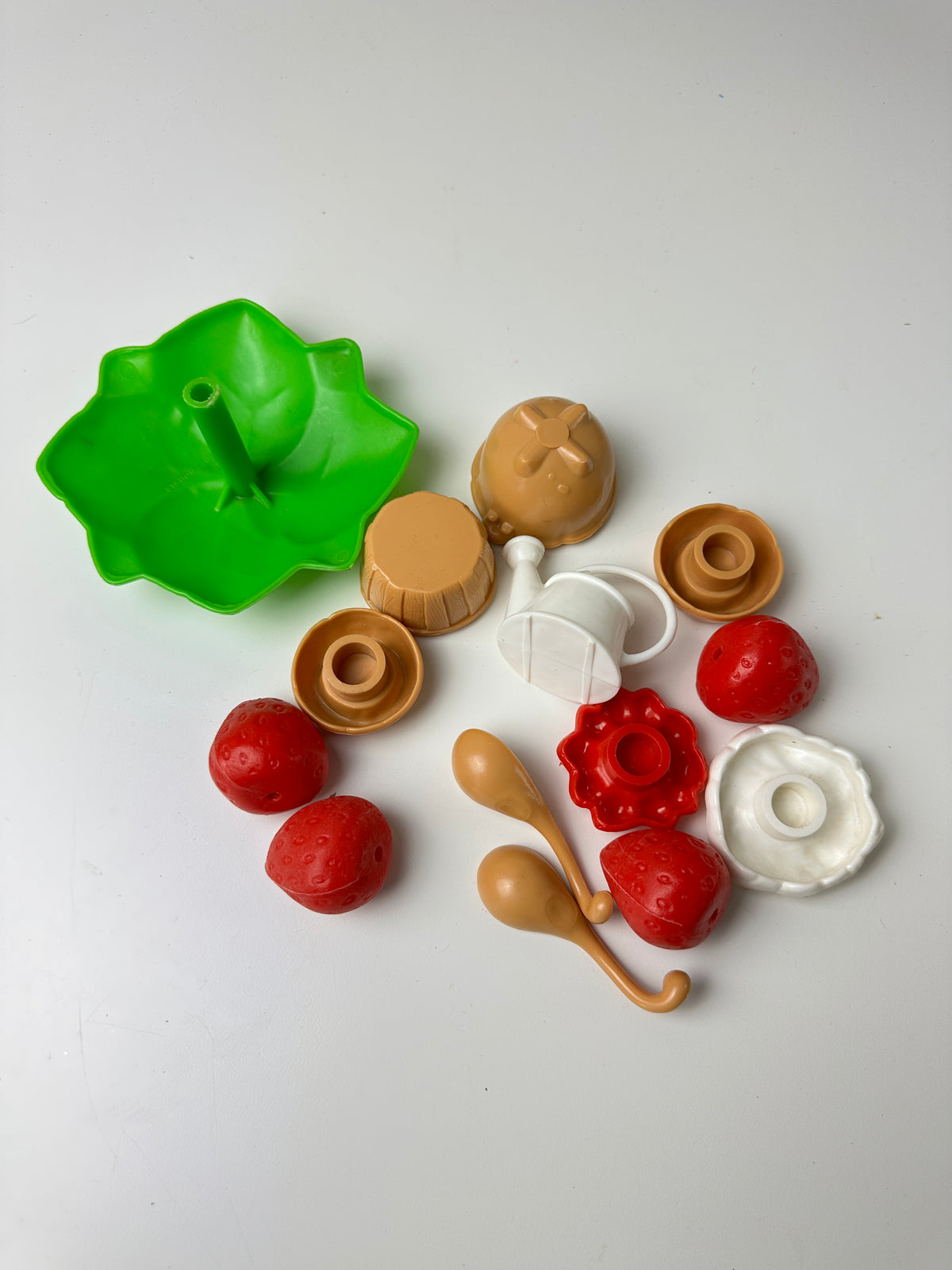 1980 Kenner Strawberry Shortcake Berry Bake Shoppe Accessories Lot