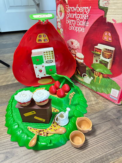 1980 Kenner Strawberry Shortcake Bake Shoppe with Box