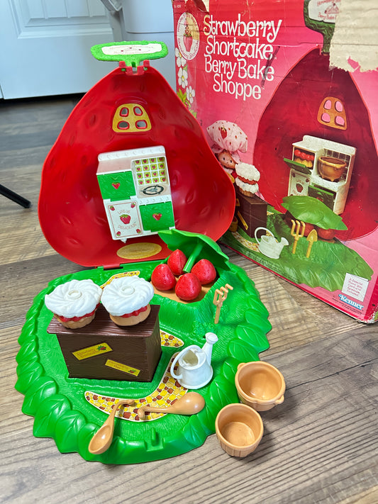 1980 Kenner Strawberry Shortcake Bake Shoppe with Box