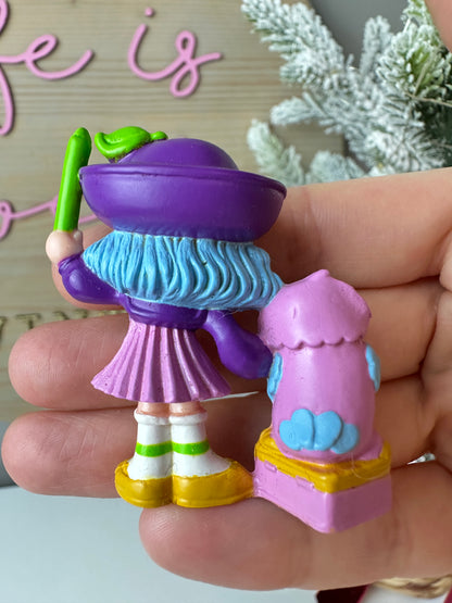 1984 Kenner Strawberry Shortcake Plum Puddin' with Elderberry at a Blackboard Deluxe Mini PVC Figure *Berry Vault*