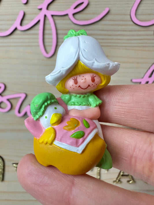 1984 Kenner Strawberry Shortcake Mint Tulip with Marsh Mallard in a Wooden Shoe Mini PVC Figure RARE *Damage*